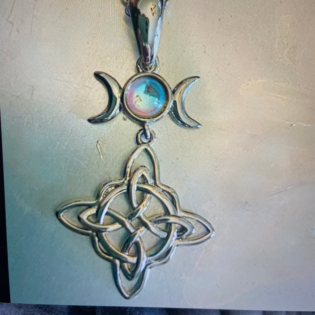ELEGANT Witches 3 MOON WITH A CELTIC TRINITY KNOT PENDENT