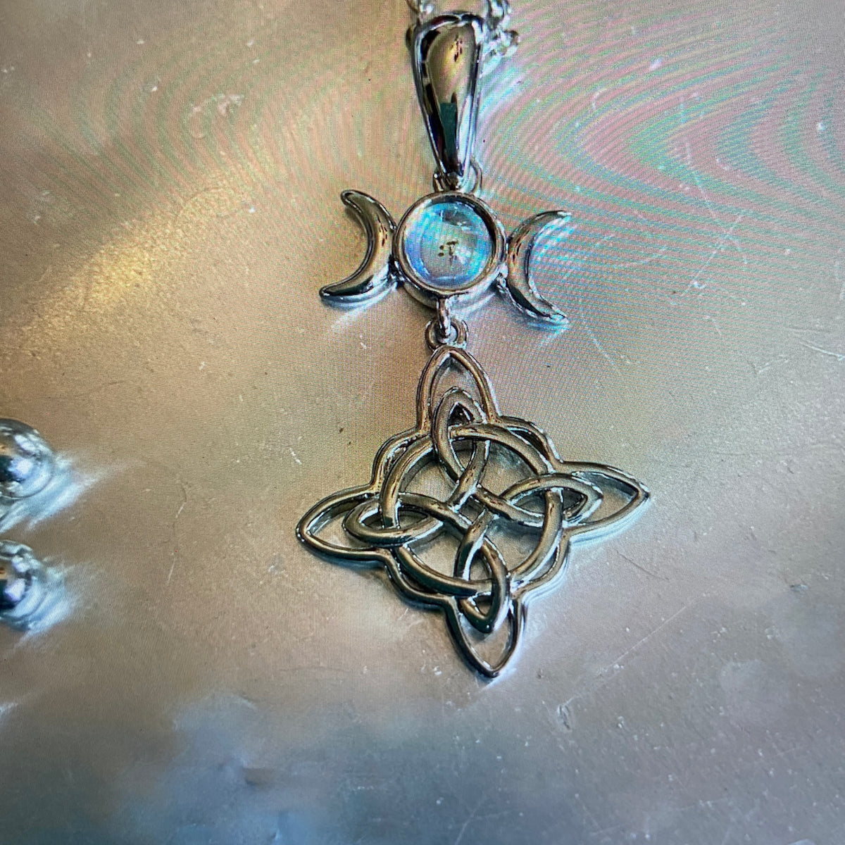 ELEGANT Witches 3 MOON WITH A CELTIC TRINITY KNOT PENDENT