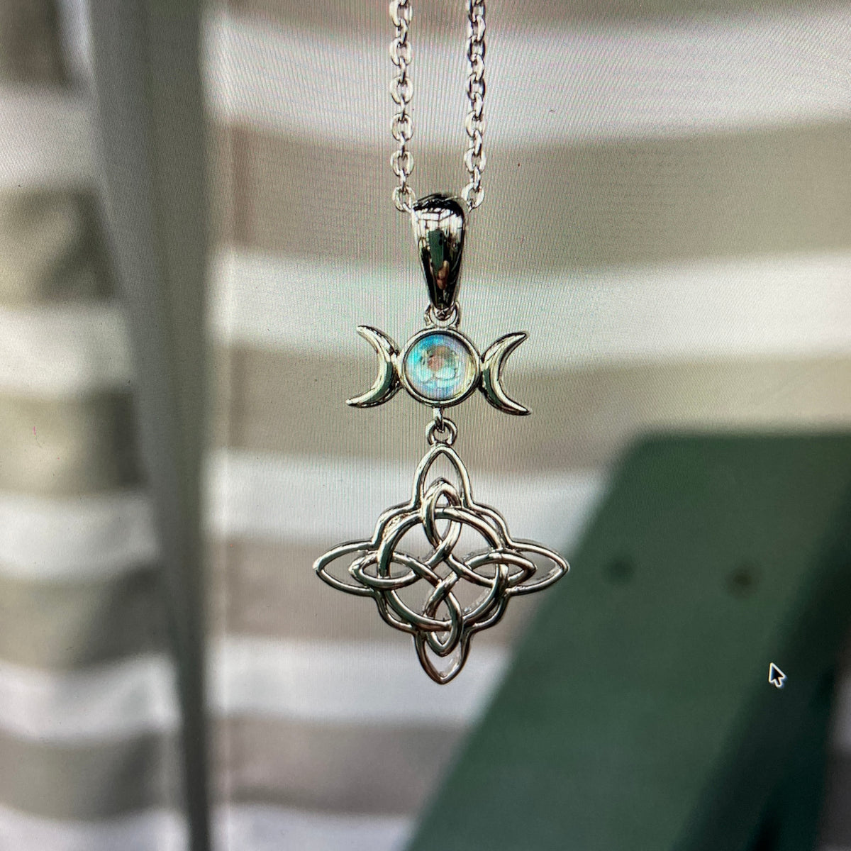 ELEGANT Witches 3 MOON WITH A CELTIC TRINITY KNOT PENDENT