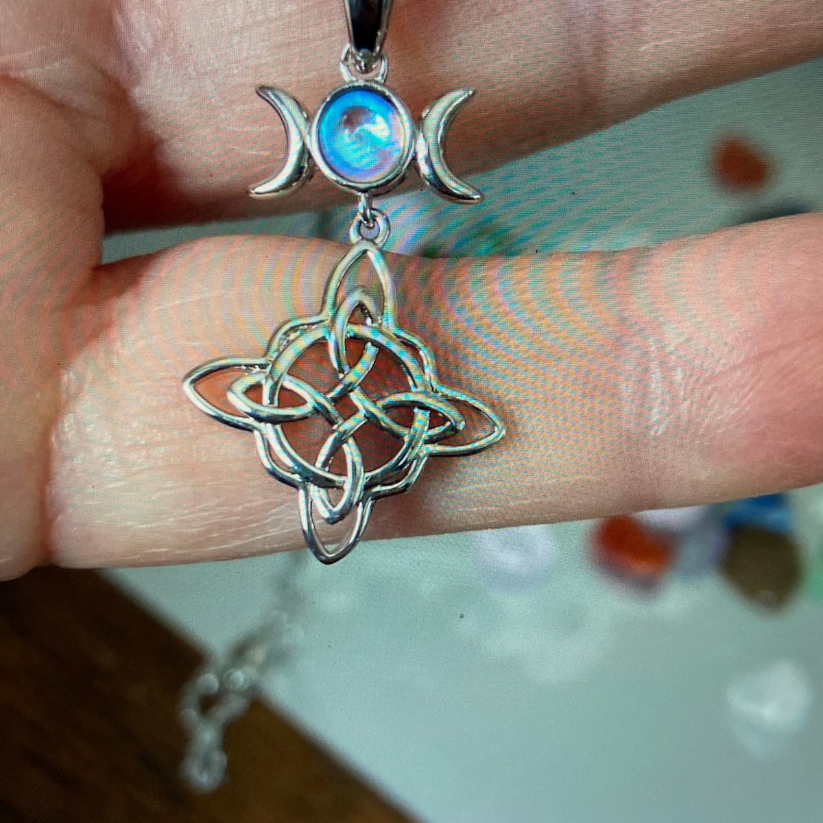 ELEGANT Witches 3 MOON WITH A CELTIC TRINITY KNOT PENDENT